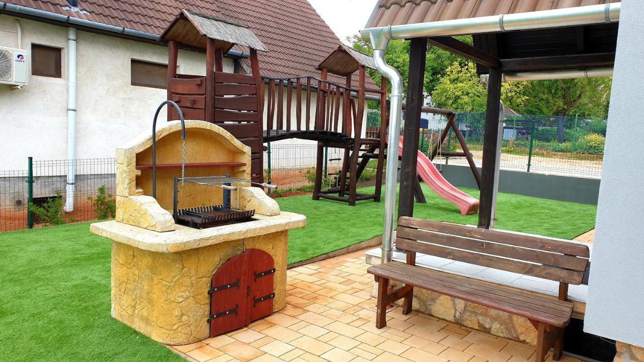 Aranyeso Apartmanhazak No.1 Balatonalmadi Bagian luar foto