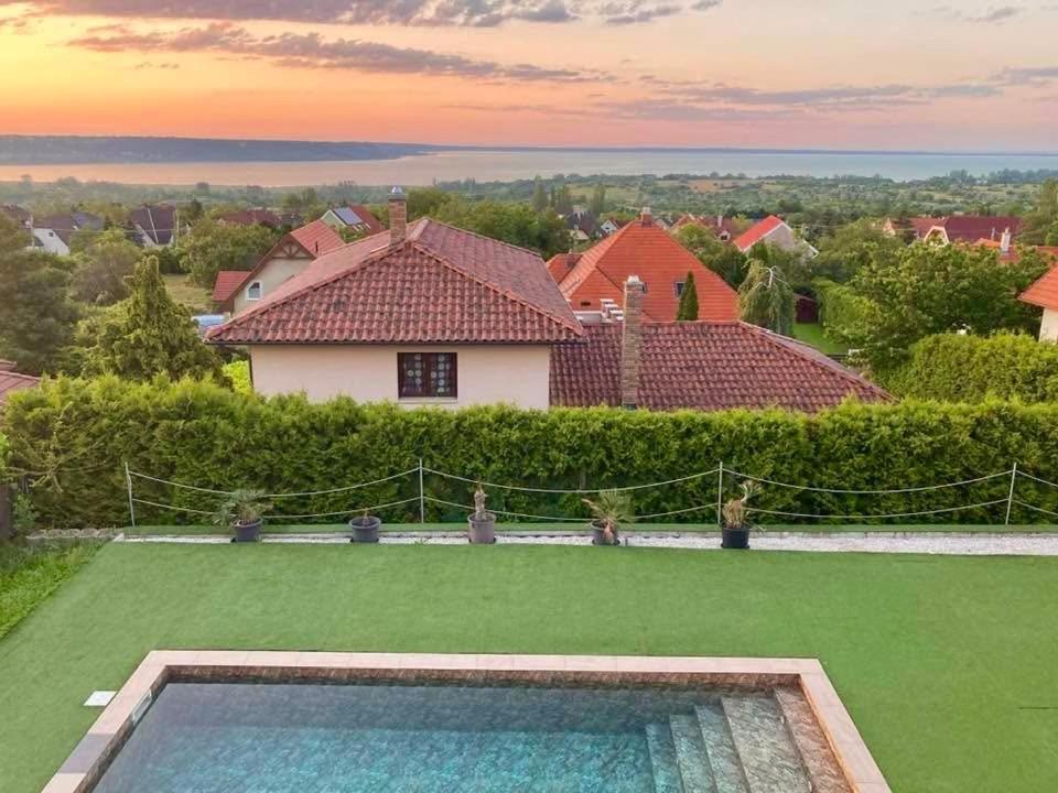 Aranyeso Apartmanhazak No.1 Balatonalmadi Bagian luar foto