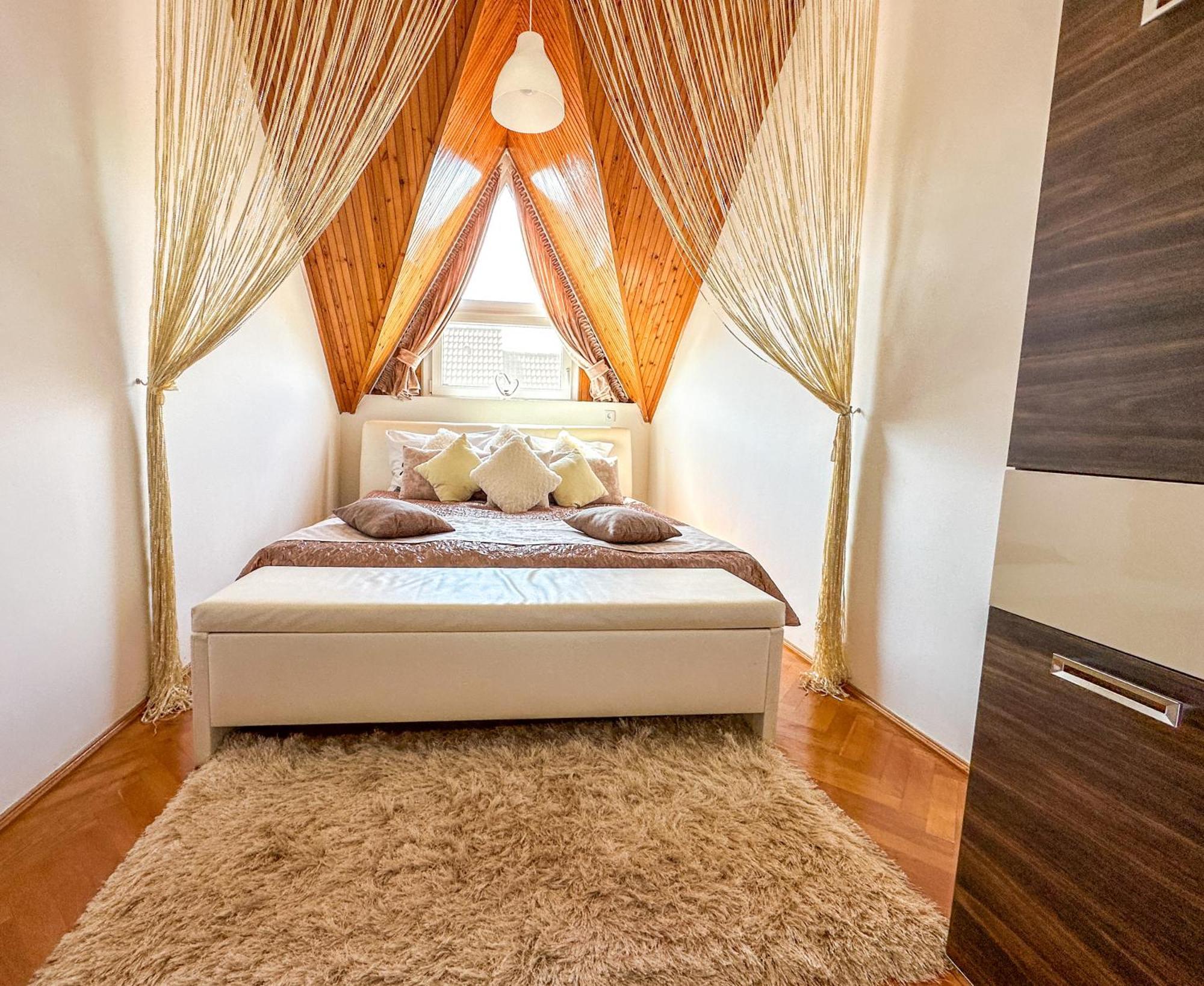 Aranyeso Apartmanhazak No.1 Balatonalmadi Bagian luar foto